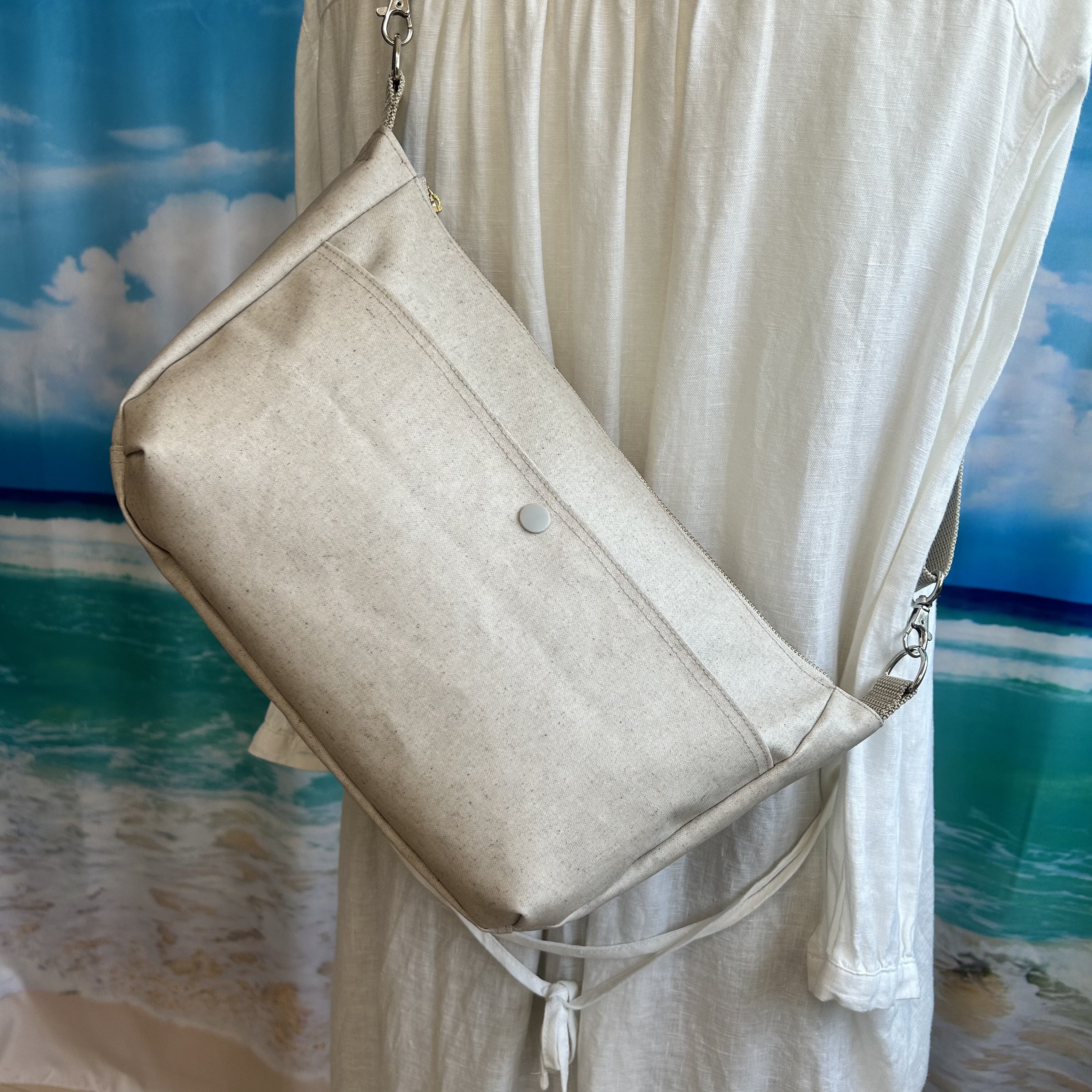 ラミネート　防水　コロンとした　ショルダーバック　ポシェット　ボディーバック　ポケット5室　生成り色　ナチュラル