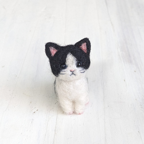□再販 羊毛フェルトの小さな子猫(黒ぶち猫) 猫グッズ 猫雑貨