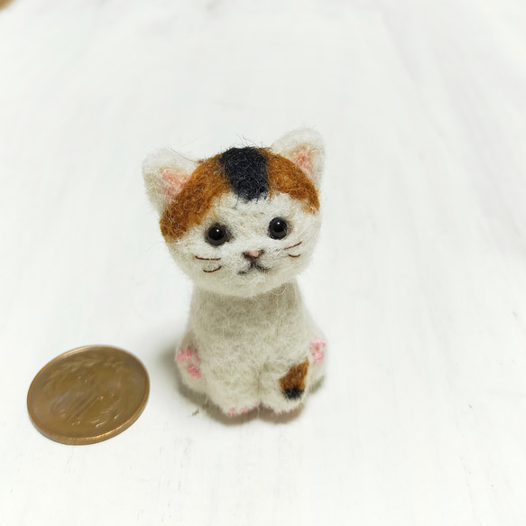 ◼羊毛フェルトの小さな子猫(三毛猫) 猫グッズ 猫雑貨 猫マスコット