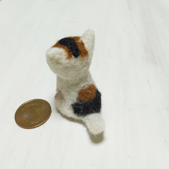 ◼羊毛フェルトの小さな子猫(三毛猫)　猫グッズ　猫雑貨　猫マスコット 4枚目の画像