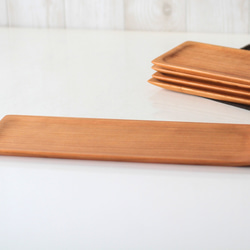 サンマを乗せるのにちょうどいい木製皿（チェリー長皿） 2枚目の画像