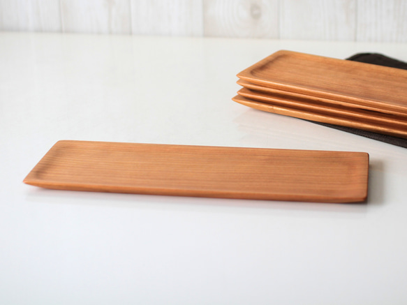 サンマを乗せるのにちょうどいい木製皿（チェリー長皿） 2枚目の画像