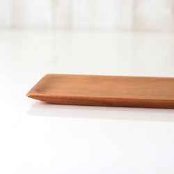 サンマを乗せるのにちょうどいい木製皿（チェリー長皿） 3枚目の画像