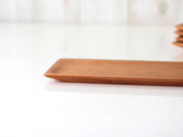 サンマを乗せるのにちょうどいい木製皿（チェリー長皿） 3枚目の画像