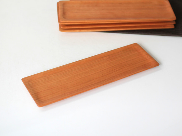 サンマを乗せるのにちょうどいい木製皿（チェリー長皿） 4枚目の画像