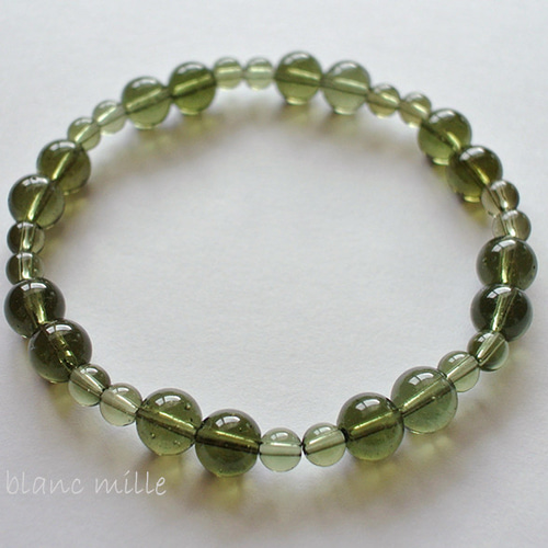 No.1272○* モルダバイト （天然ガラス） 7mm 4.5mm シンプル