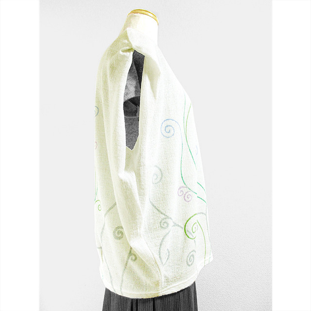 ノースリーブトップス（Vネック）（唐草模様）（生成の白色）