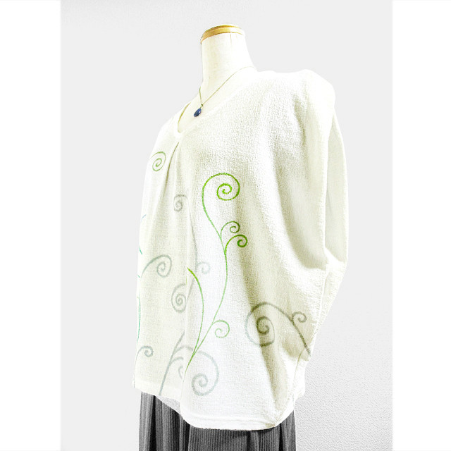 ノースリーブトップス（Vネック）（唐草模様）（生成の白色）