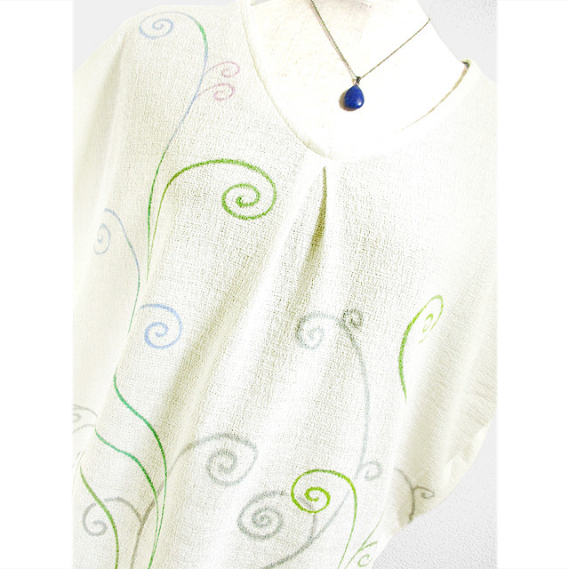 ノースリーブトップス（Vネック）（唐草模様）（生成の白色）