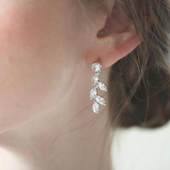 小ぶりなジルコニア ウエディングアクセサリ− パーティーにも ウエディングピアス イヤリング【リーフモチーフ】