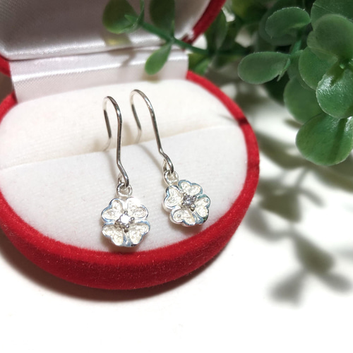 再入荷！純銀製＊四つ葉のクローバーピアス ピアス（フック・チェーン