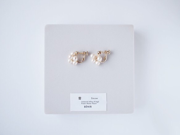穿戴日向坂46 *免運費【14kgf/真珍珠】雪花耳環 金色 天然貝殼 淡水珍珠 精緻簡約 第2張的照片