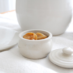 【梅干し・お漬物入れ・お砂糖入れに】 加藤さんのつくる甕（かめ）1合・白　梅干し7粒ほど入ります 2枚目の画像