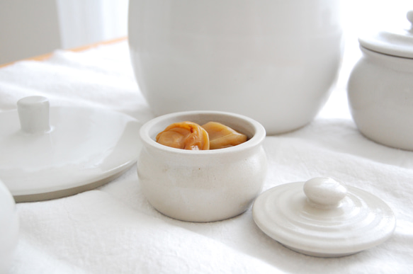 【梅干し・お漬物入れ・お砂糖入れに】 加藤さんのつくる甕（かめ）1合・白　梅干し7粒ほど入ります 2枚目の画像