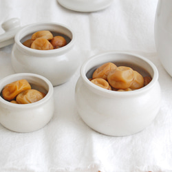 【梅干し・お漬物入れ・お砂糖入れに】 加藤さんのつくる甕（かめ）1合・白　梅干し7粒ほど入ります 10枚目の画像