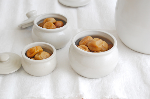 【梅干し・お漬物入れ・お砂糖入れに】 加藤さんのつくる甕（かめ）1合・白　梅干し7粒ほど入ります 10枚目の画像