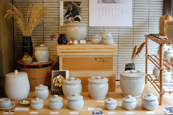 【梅干し・お漬物入れ・お砂糖入れに】 加藤さんのつくる甕（かめ）1合・白　梅干し7粒ほど入ります 14枚目の画像