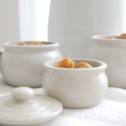 【梅干し・お漬物入れ・お砂糖入れに】 加藤さんのつくる甕（かめ）1合・白　梅干し7粒ほど入ります 9枚目の画像