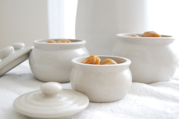 【梅干し・お漬物入れ・お砂糖入れに】 加藤さんのつくる甕（かめ）1合・白　梅干し7粒ほど入ります 9枚目の画像