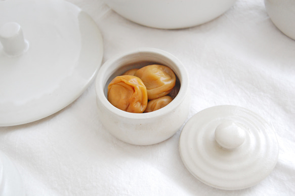 【梅干し・お漬物入れ・お砂糖入れに】 加藤さんのつくる甕（かめ）1合・白　梅干し7粒ほど入ります 3枚目の画像