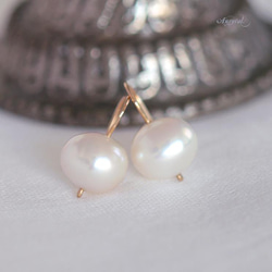 【再販】 K14GFバロック真珠フックピアス　　ホワイトパールのシンプルな一粒ピアス 2枚目の画像