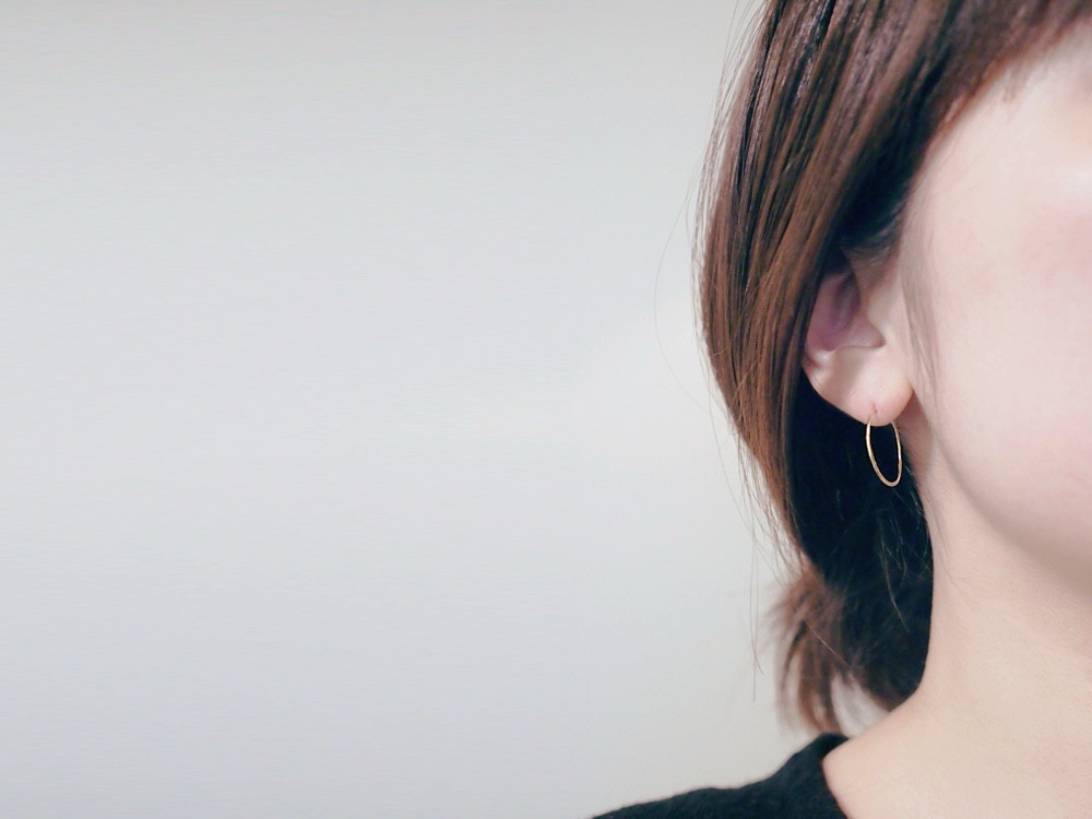 【14kgf】月ピアス／槌目／M　フープ　ゴールド　華奢　シンプル