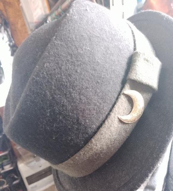 真鍮ブラス製　三日月デザイン　ハットやバッグにピンズブローチ 7枚目の画像