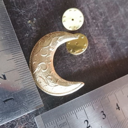 真鍮ブラス製　三日月デザイン　ハットやバッグにピンズブローチ 4枚目の画像