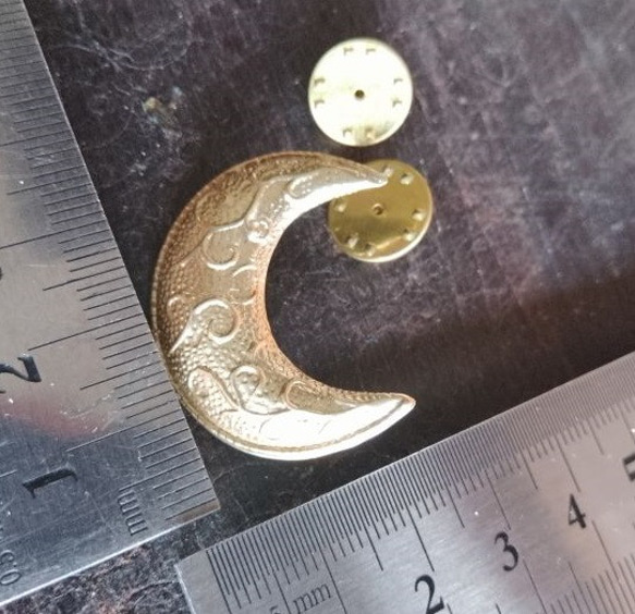 真鍮ブラス製　三日月デザイン　ハットやバッグにピンズブローチ 4枚目の画像