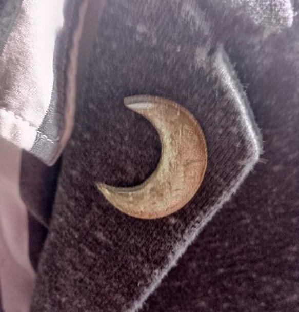 真鍮ブラス製　三日月デザイン　ハットやバッグにピンズブローチ 8枚目の画像