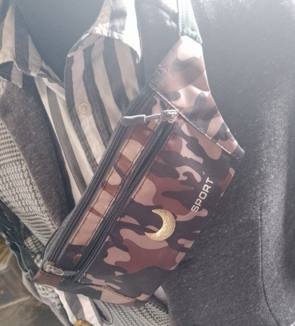 真鍮ブラス製　三日月デザイン　ハットやバッグにピンズブローチ 6枚目の画像