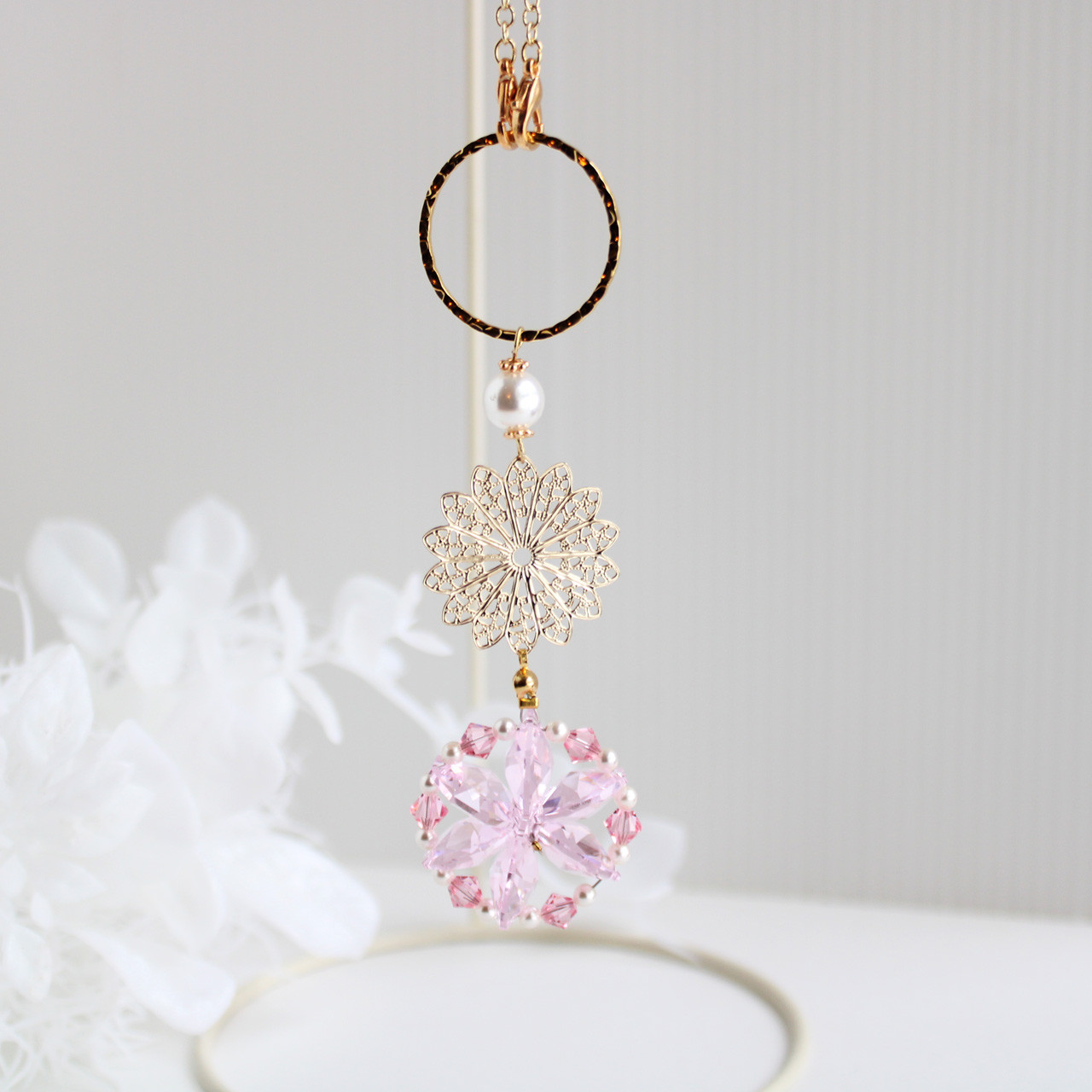 残り１点 希少 ～氷輪～サンキャッチャー☆桜色:ピンク（雪の結晶シリーズ）高級クリスタル使用