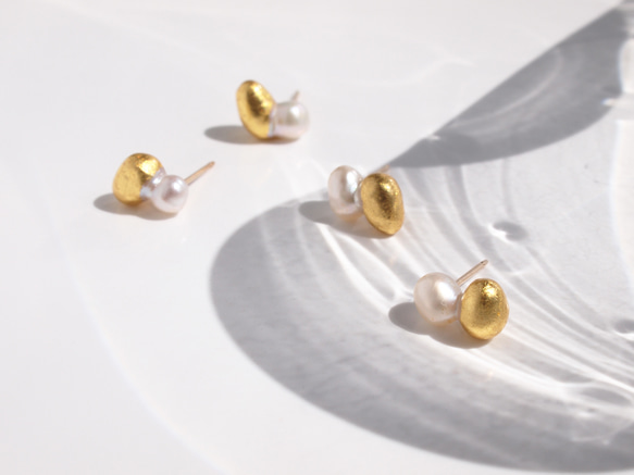 小さなダブルパールと金箔のスタッドピアス　淡水ツインパール  バロック  双子パール  14Kgf 10枚目の画像