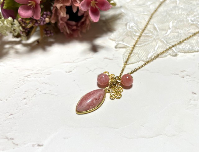 ステンレスチェーン55cm*　アルゼンチン産インカローズのフラワーペンダント　ネックレス