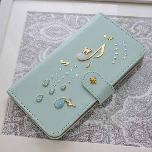 手帳型スマホケース『猫と音のiro –cats with drops』ミントグリーンと音符が大人かわいい！ 1枚目の画像