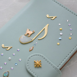 手帳型スマホケース『猫と音のiro –cats with drops』ミントグリーンと音符が大人かわいい！ 3枚目の画像