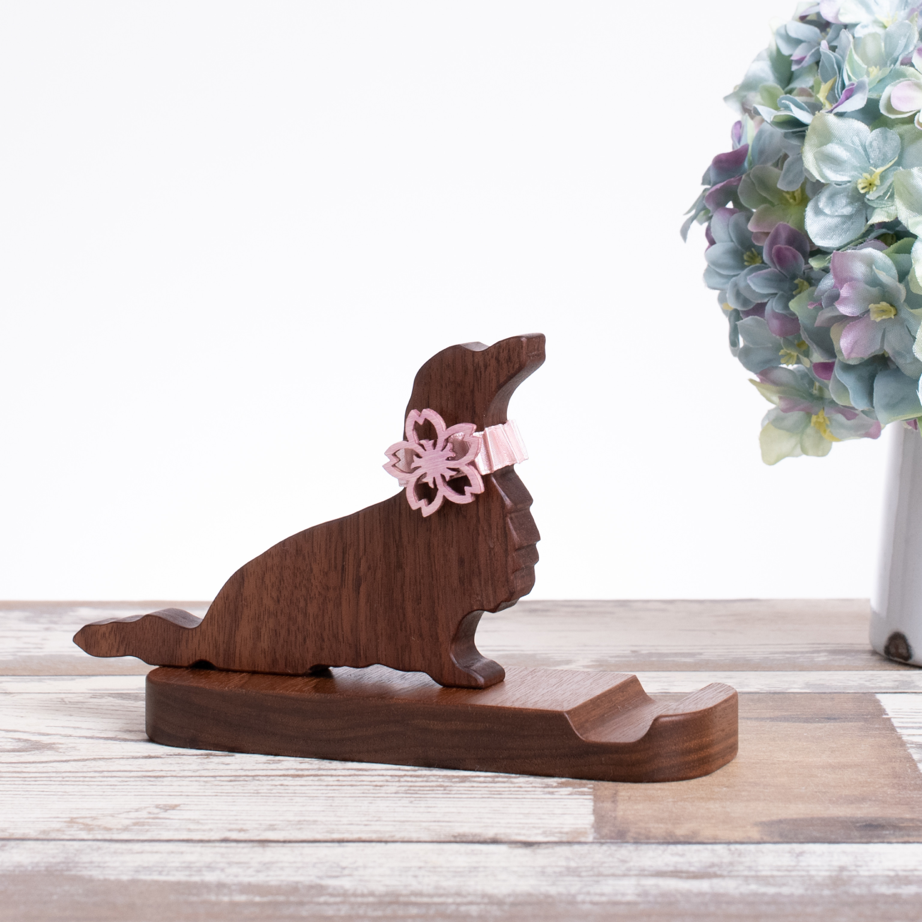 桜カラーのダックスフンド・スマホスタンド