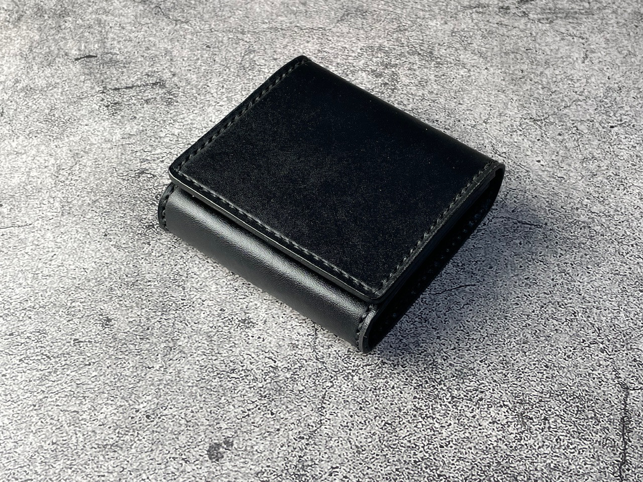 本革マネークリップ　ショート財布　オーバルフラワーコンチョ　黒