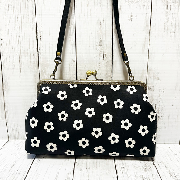 モノトーンフラワー柄 がま口バッグ ショルダー紐付き ハンドメイド