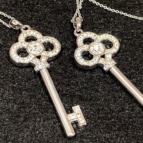 鍵 キー モチーフ ネックレス～スワロ クリスタル：スワロ ロング