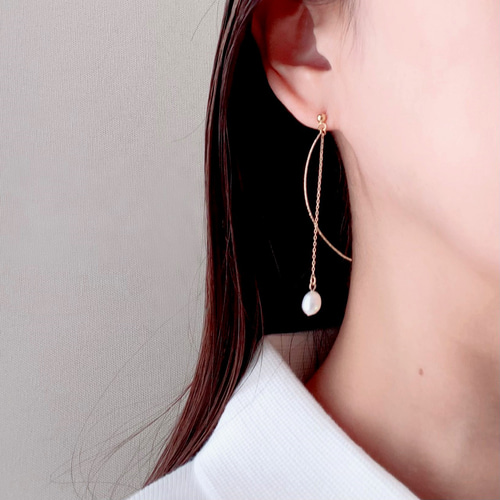 カーブスティックと揺れる淡水パールのピアス/イヤリング ピアス