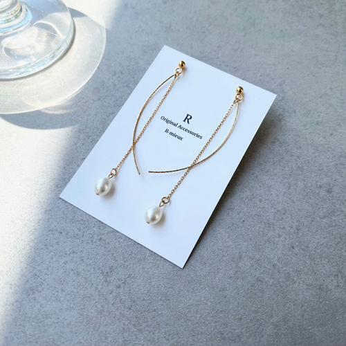 カーブスティックと揺れる淡水パールのピアス/イヤリング ピアス