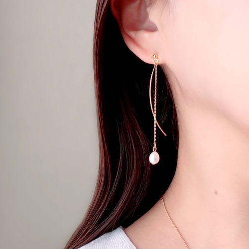 カーブスティックと揺れる淡水パールのピアス/イヤリング ピアス
