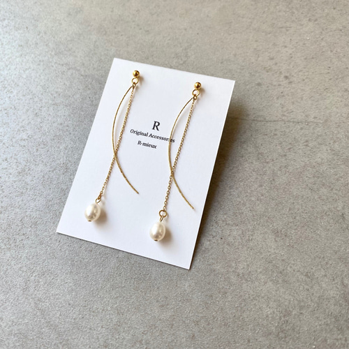 カーブスティックと揺れる淡水パールのピアス/イヤリング ピアス
