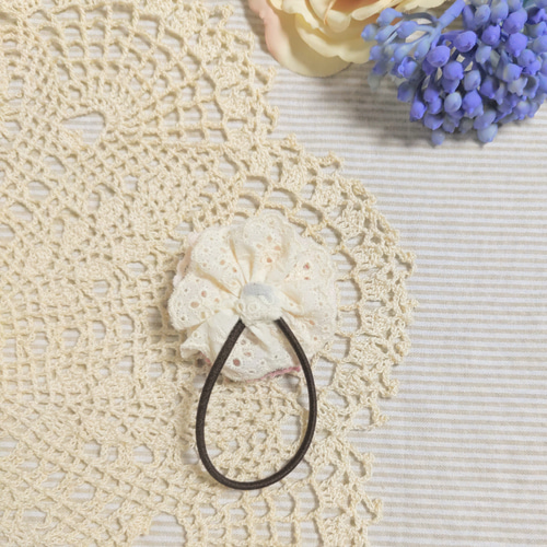 レースとくるみボタンの花ゴム ミニサイズ ピンクのヘアゴム バック