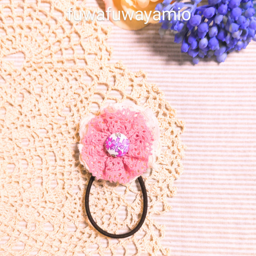 レースとくるみボタンの花ゴム ミニサイズ ピンクのヘアゴム バック