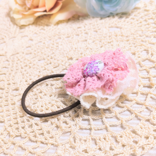 レースとくるみボタンの花ゴム ミニサイズ ピンクのヘアゴム バック