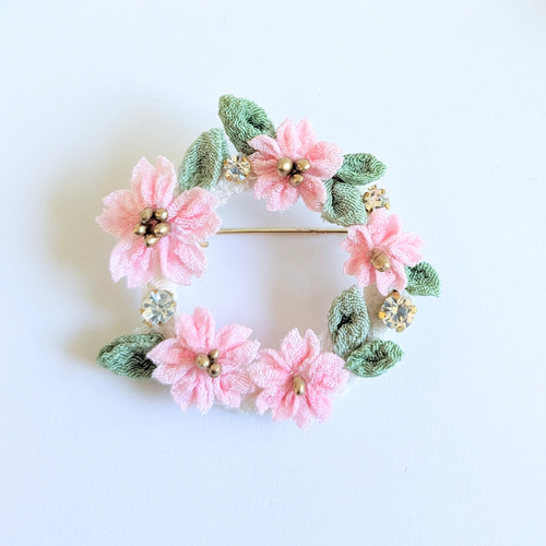 桜とビジューのリースブローチ。つまみ細工。 ブローチ さゆう 通販