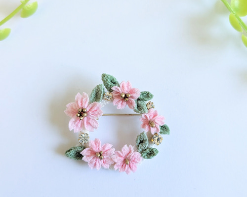 リースのブローチ 500x0.jpg