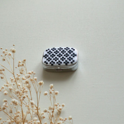 【再販】こぎん刺しのピルケース（アクセサリーケース）黒・スクエアⅯ 2枚目の画像